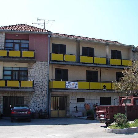 Apartments Ive - With Sea View Tisno Bagian luar foto